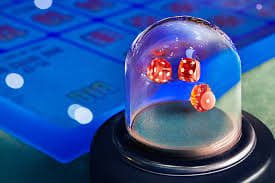Antarmuka keputusan pemain di Casino Hold'em dengan tombol fold dan call